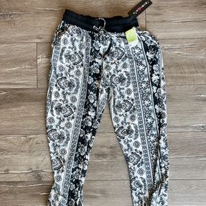 NWT - Loose Jogger Pants - size medium